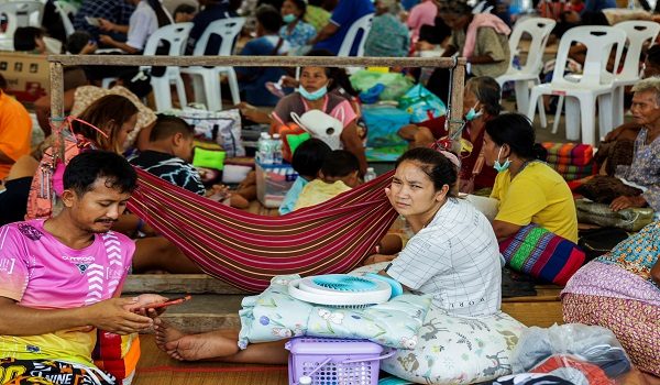 Sebilangan keluarga melarikan diri mencari perlindungan di kuil Buddha/Foto REUTERS