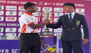 Kapten pasukan BP Cougars, Noerman Radzikin Suhaimi (kiri) bersama kapten pasukan VI, Izz Dhani Mohd Firdaus