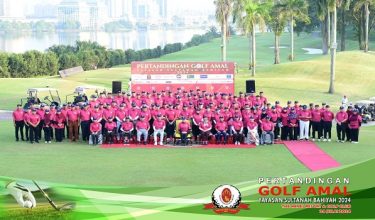 TUANKU Aishah Rohani Tengku Besar Mahmu (duduk, tengah) bergambar bersama tetamu diraja, kehormat dan peserta Kejohanan Golf Amal edisi ke-23 sebelum kejohanan bermula di The Mines Resort & Golf Club, Seri Kembangan, semalam.