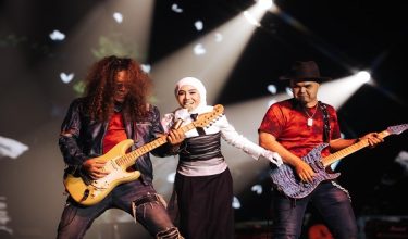 Ella mempamerkan persembahan cukup bertenaga ketika mendendangkan lagu-lagu popularnya termasuk Rama-Rama, Kesal, Bayangan, Cinta Selembut Sutera dan Retak.
