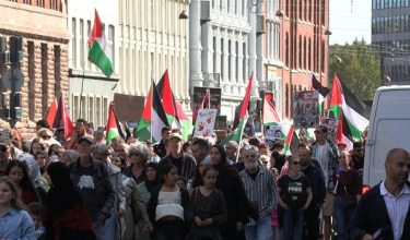 Para peserta mengibarkan bendera Palestin, membawa sepanduk dan melaungkan slogan menuntut keadilan untuk rakyat Palestin serta mendesak tindakan diplomatik yang lebih tegas daripada Denmark/Foto AFP