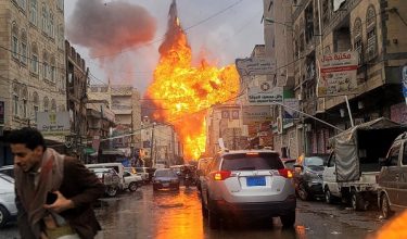 Letupan berlaku akibat serangan udara Israel di Sanaa / Foto REUTERS
