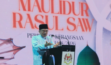 Datuk Seri Anwar Ibrahim berucap pada Sambutan Maulidur Rasul Peringkat Kebangsaan 1448H, di sini. / Foto BERNAMA