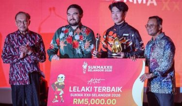 Raja Muda Selangor, Tengku Amir Shah berkenan menyampaikan anugerah atlet lelaki terbaik SUKMA Selangor 2026 kepada Atlet menembak Pahang, Cheah Zen Hong pada majlis penutupan Sukan Malaysia (SUKMA) 2026 di Aneka Walk /Foto BERNAMA
