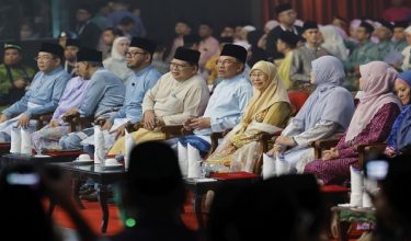 SERDANG, 25 Ogos -- Perdana Menteri Datuk Seri Anwar Ibrahim dan isteri, Datuk Seri Dr Wan Azizah Wan Ismail hadir pada Majlis Sambutan Maulidur Rasul Peringkat Kebangsaan Tahun 1448H/2026M di Universiti Putra Malaysia (UPM) hari ini.

Turut hadir Menteri di Jabatan Perdana Menteri (Hal Ehwal Agama) Dr Zulkifli Hasan dan Yang Dipertua Dewan Rakyat, Tan Sri Johari Abdul.

--fotoBERNAMA (2026) HAK CIPTA TERPELIHARA