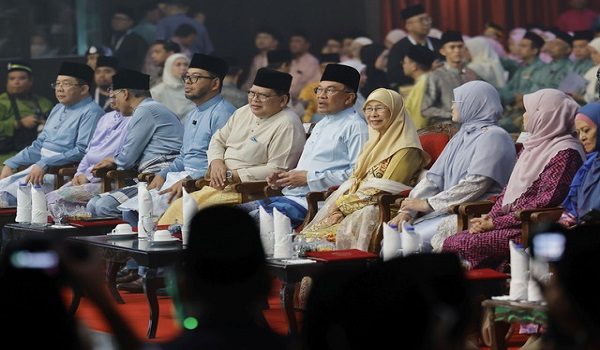 SERDANG, 25 Ogos -- Perdana Menteri Datuk Seri Anwar Ibrahim dan isteri, Datuk Seri Dr Wan Azizah Wan Ismail hadir pada Majlis Sambutan Maulidur Rasul Peringkat Kebangsaan Tahun 1448H/2026M di Universiti Putra Malaysia (UPM) hari ini.

Turut hadir Menteri di Jabatan Perdana Menteri (Hal Ehwal Agama) Dr Zulkifli Hasan dan Yang Dipertua Dewan Rakyat, Tan Sri Johari Abdul.

--fotoBERNAMA (2026) HAK CIPTA TERPELIHARA