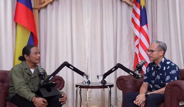 Datuk Seri Fahmi Fadzil ketika menjadi tetamu program audio siar The Tiger Show