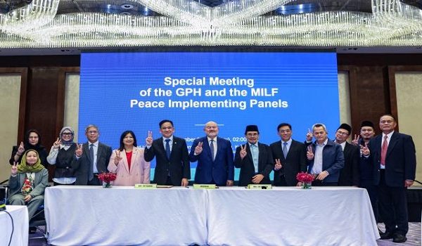 KUALA LUMPUR, 25 Sept - Pengerusi Panel Pelaksana Damai MILF, Mohagher Iqbal (tujuh,kiri) bersama Penasihat Presiden Filipina mengenai Keamanan, Rekonsiliasi dan Perpaduan, Setiausaha Mel Senen Sarmiento (lima,kiri) dan Fasilitator Malaysia, Jeneral (B) Tan Sri Zulkifli Zainal Abidin (enam,kiri) bergambar bersama delegasi selepas menandatangani dokumen Kenyataan Bersama dan Mesyuarat Khas Panel Pelaksana Damai GPH-MILF di sebuah hotel hari ini. - fotoBERNAMA (2026) HAK CIPTA TERPELIHARA