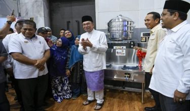 ALOR SETAR, 25 Sept - Perdana Menteri Datuk Seri Anwar Ibrahim menyampaikan barangan kepada sebahagian penjaja pasar malam pada Program Usahawan Bangkit MADANI peringkat Negeri Kedah di Dewan Kompleks Persekutuan Muadzam Shah di sini hari ini. - fotoBERNAMA (2026) HAK CIPTA TERPELIHARA *** Local Caption ***
