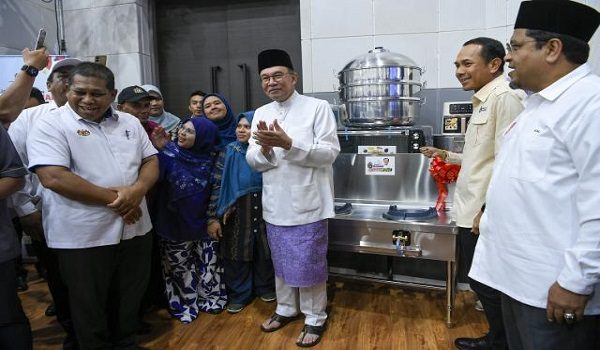 ALOR SETAR, 25 Sept - Perdana Menteri Datuk Seri Anwar Ibrahim menyampaikan barangan kepada sebahagian penjaja pasar malam pada Program Usahawan Bangkit MADANI peringkat Negeri Kedah di Dewan Kompleks Persekutuan Muadzam Shah di sini hari ini. - fotoBERNAMA (2026) HAK CIPTA TERPELIHARA *** Local Caption ***
