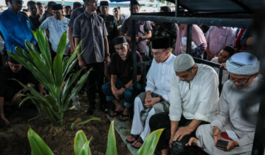 Perdana Menteri Datuk Seri Anwar Ibrahim ketika pengebumian jenazah abangnya Allahyarham Idrus Ibrahim di Tanah Perkuburan Islam Cheruk Tok Kun Bawah/ BERNAMA