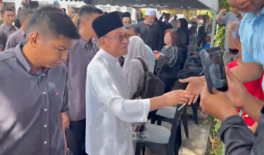 Datuk Seri Anwar Ibrahim tiba di kediaman Allahyarham abangnya, Idris Ismail di Cherok Tokun