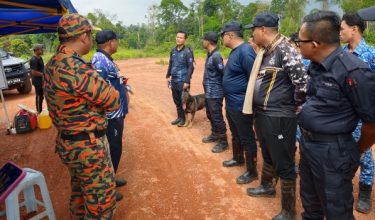 Unit K9 bersama dua ekor anjing pengesan menjalankan operasi SAR di Kampung Lesong, Rompin