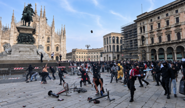 2510 LNR ITALY YOUTH PROTEST