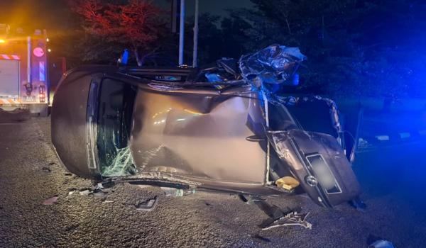 Dua wartawan terlibat dalam kemalangan membabitkan sebuah kereta dan lori 
di persimpangan lampu isyarat Taman Kledang Permai