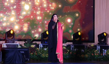 Datuk Francissca Peter membuat persembahan di Majlis Makan Malam Amal Yayasan Kanser Tunku Laksamana Johor di sini, malam tadi.