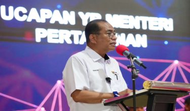Menteri Pertahanan, Datuk Seri Mohamed Khaled Nordin berucap semasa lawatan kerja ke Kem Terendak, Melaka/FB Khaled Nordin