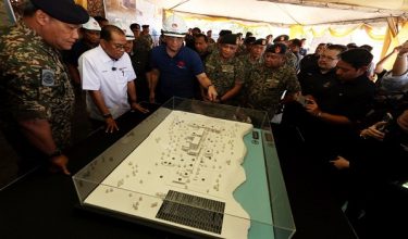 MELAKA, 26 Jan --  Menteri Pertahanan, Datuk Seri Mohamed Khaled Nordin melihat dan mendengar taklimat mengenai model pembangunan Hospital Angkatan Tentera Kem Terendak ketika Lawatan Kerja ke Kem Terendak, Sungai Udang, di sini, hari ini.

-- fotoBERNAMA (2025) HAK CIPTA TERPELIHARA