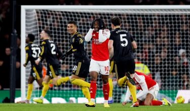 Eberechi Eze kelihatan hampa selepas Matheus Cunha dari Manchester United menjaringkan gol ketiga mereka / REUTERS