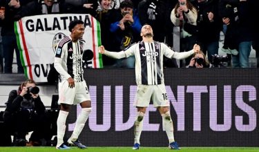 Filip Kostic meraikan jaringan gol ketiga bersama Juan Cabal / REUTERS