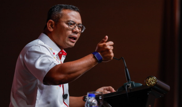 Menteri Besar Selangor Datuk Seri Amirudin Shari menyampaikan ucapan pada Majlis Amanat Tahun Baharu Negeri Selangor 2026 di Dewan Raja Muda Musa, Seksyen 7 hari ini/BERNAMA