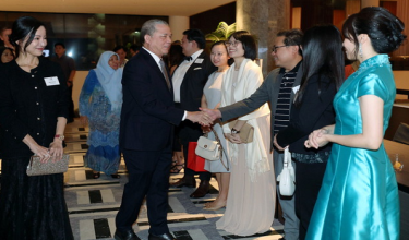 Timbalan Perdana Menteri Datuk Seri Fadillah Yusof (depan dua, kiri) bersalaman bersama tetamu yang hadir pada Majlis Makan Malam Oxbridge Sarawak malam tadi/BERNAMA