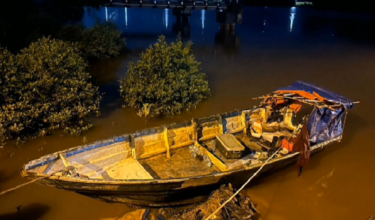 Bot jenis gentian kaca tanpa nombor pendaftaran ditahan Maritim Malaysia ketika melakukan rondaan rutin di perairan Pahang, semalam.
