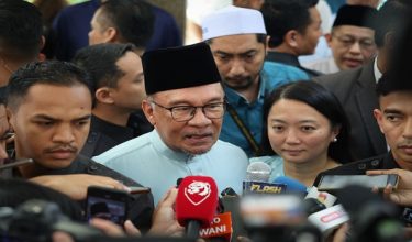 Datuk Seri Anwar Ibrahim ditemui media di Restoran Nasi Kandar Pelita, di Desa Sri Hartamas hari ini / BERNAMA