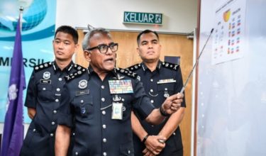Pengarah Jabatan Siasatan Jenayah Komersial (JSJK) Bukit Aman Datuk Seri Ramli Mohamed Yoosuf (tengah) ketika sidang media khas berkaitan situasi jenayah komersial di Menara KPJ hari ini/FOTO BERNAMA