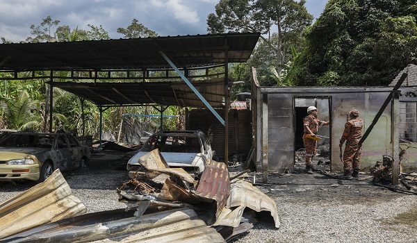 RAUB,  26  Feb --  Penolong Pengarah Bahagian Penyiasatan Kebakaran Jabatan Bomba dan Penyelamat Malaysia (JBPM) Pahang, PgKB I Rushisha Haris (kiri) bersama Pegawai Zon 3 Lipvis, PKPgB Hazlizan Ramli membuat pemeriksaan keatas rumah yang hangus terbakar dan mengorbankan lima mangsa sekeluarga di Kampung Pamah Kulat, Ulu Dong awal pagi tadi disini hari ini.

--  fotoBERNAMA (2026) HAK CIPTA TERPELIHARA
