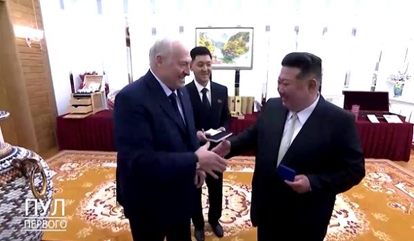 Alexander Lukashenko (kiri) dan Kim Jong Un/ REUTERS