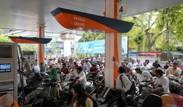 Orang ramai beratur untuk mengisi minyak di sebuah stesen minyak di Ahmedabad pada 23 Mac 2026 susulan gangguan import akibat konflik Asia Barat/ Foto AFP