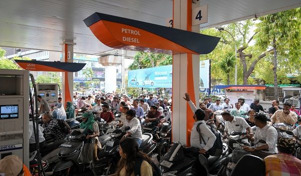 Orang ramai beratur untuk mengisi minyak di sebuah stesen minyak di Ahmedabad pada 23 Mac 2026 susulan gangguan import akibat konflik Asia Barat/ Foto AFP