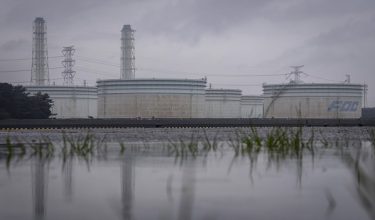 Tangki simpanan minyak kelihatan di Fuji Oil Nakasode Crude Storage Base, salah satu lokasi yang ditetapkan untuk pelepasan simanan minyak nasional Jepun, di Sodegaura, wilayah Chiba, pada 25 Mac 2026/ Foto AFP