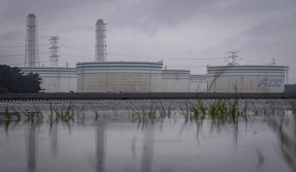 Tangki simpanan minyak kelihatan di Fuji Oil Nakasode Crude Storage Base, salah satu lokasi yang ditetapkan untuk pelepasan simanan minyak nasional Jepun, di Sodegaura, wilayah Chiba, pada 25 Mac 2026/ Foto AFP