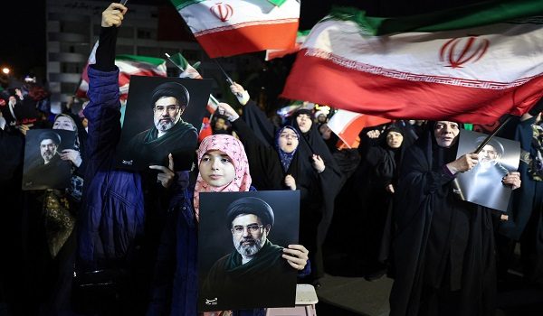 Orang ramai melaungkan sokongan terhadap pasukan bersenjata Iran / Foto AFP