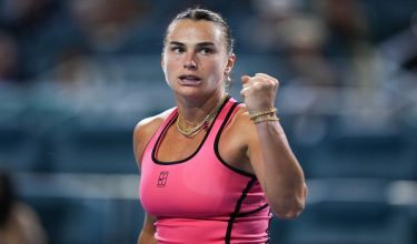 Pemain nombor satu dunia, Aryna Sabalenka menunjukkan reaksi ketika menentang pemain Amerika Syarikat, Hailey Baptiste dalam aksi suku akhir Terbuka Miami di Stadium Hard Rock/ Foto AFP