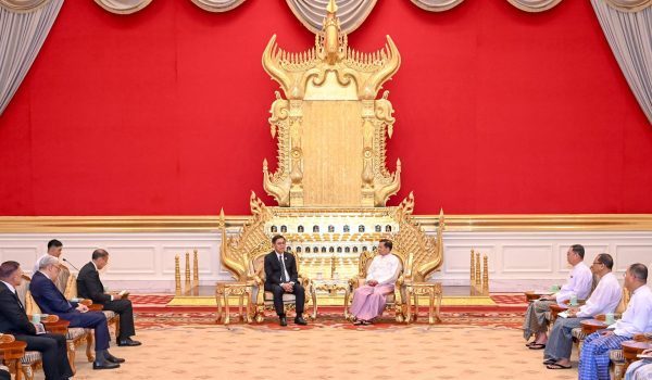 Timbalan Perdana Menteri merangkap Menteri Luar Thailand Sihasak Phuangketkeow bertemu Presiden Myanmar Min Aung Hlaing di Naypyitaw, Myanmar/Foto REUTERS