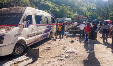 People look at vehicles destroyed by a bomb attack at El Tunel, on the Popayan-Cali road, in Cajibio, Cauca department, Colombia, on April 25, 2026. A bomb attack on April 25 left seven people dead and 20 injured in an area of Colombia with a strong guerrilla presence, amid a spate of attacks just over a month before the presidential elections, the governor of the Cauca region said. (Photo by Francisco Calderon / AFP)