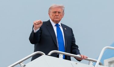 U.S. President Donald Trump boards Air Force One en route to Palm Beach International Airport, at Joint Base Andrews, Maryland, U.S., April 24, 2026. REUTERS/Kylie Cooper