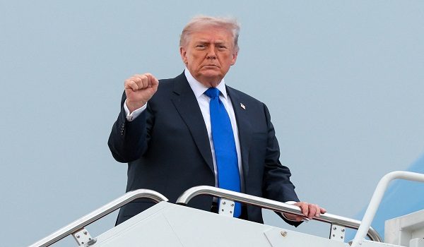 U.S. President Donald Trump boards Air Force One en route to Palm Beach International Airport, at Joint Base Andrews, Maryland, U.S., April 24, 2026. REUTERS/Kylie Cooper