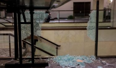 Cermin pecah di Hotel Washington Hilton selepas insiden tembakan pada majlis makan malam White House Correspondents' Association di Washington/Foto REUTERS