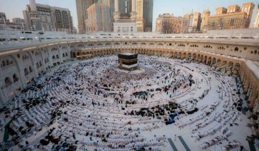 Jemaah Muslim menunaikan solat Maghrib di Masjidil Haram ketika musim haji di Makkah, Arab Saudi/Foto fail REUTERS