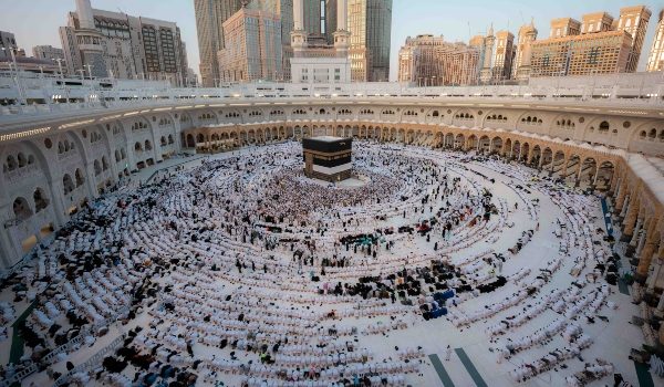 Jemaah Muslim menunaikan solat Maghrib di Masjidil Haram ketika musim haji di Makkah, Arab Saudi/Foto fail REUTERS