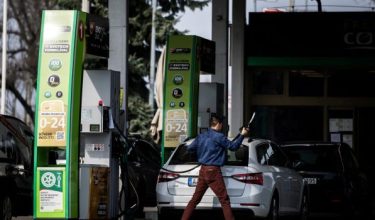 Gambar fail menunjukkan seorang pemandu mengisi minyak di stesen minyak MOL di Eger, Hungary/Foto REUTERS