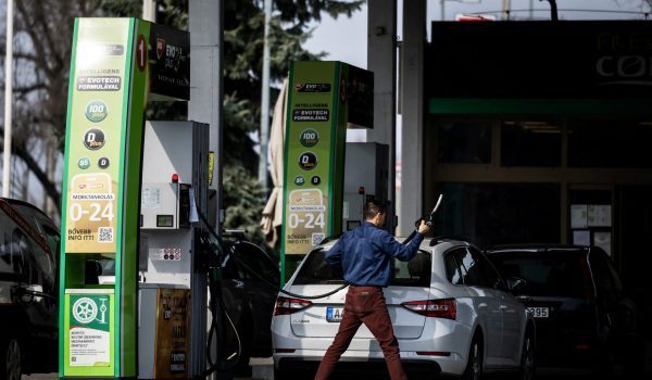 Gambar fail menunjukkan seorang pemandu mengisi minyak di stesen minyak MOL di Eger, Hungary/Foto REUTERS