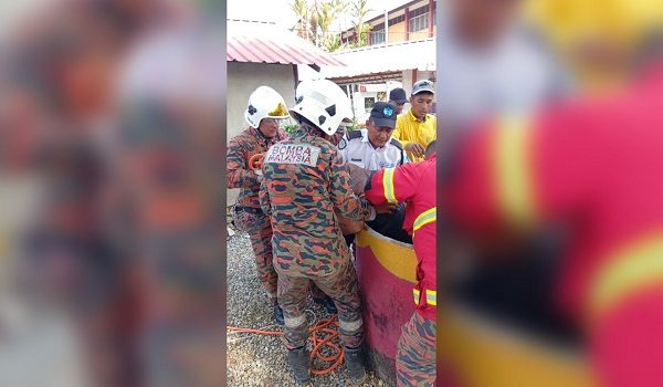 Mangsa berjaya dikeluarkan dari perigi menggunakan peralatan menyelamat khas.