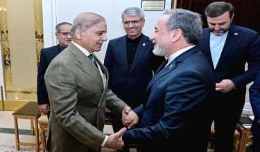 Perdana Menteri Pakistan, Shehbaz Sharif (kiri), menyambut ketibaan Menteri Luar Iran, Abbas Araghchi (kanan kedua), sebelum pertemuan mereka di Pejabat Perdana Menteri di Islamabad./foto AFP