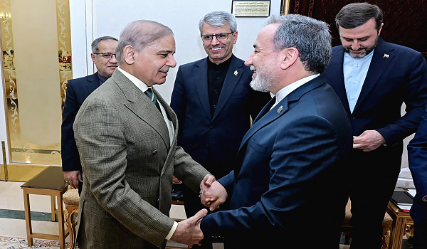 Perdana Menteri Pakistan, Shehbaz Sharif (kiri), menyambut ketibaan Menteri Luar Iran, Abbas Araghchi (kanan kedua), sebelum pertemuan mereka di Pejabat Perdana Menteri di Islamabad./foto AFP