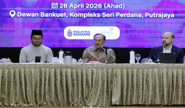 Perdana Menteri Datuk Seri Anwar Ibrahim (tengah) sebagai moderator bagi Forum Ilmuan Malaysia MADANI di Kompleks Seri Perdana, Putrajaya, malam ini/BERNAMA